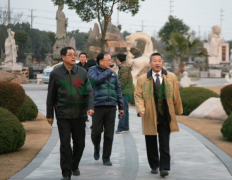 中国殡葬协会副会长李建华等辅导参观南宫电子游戏集团